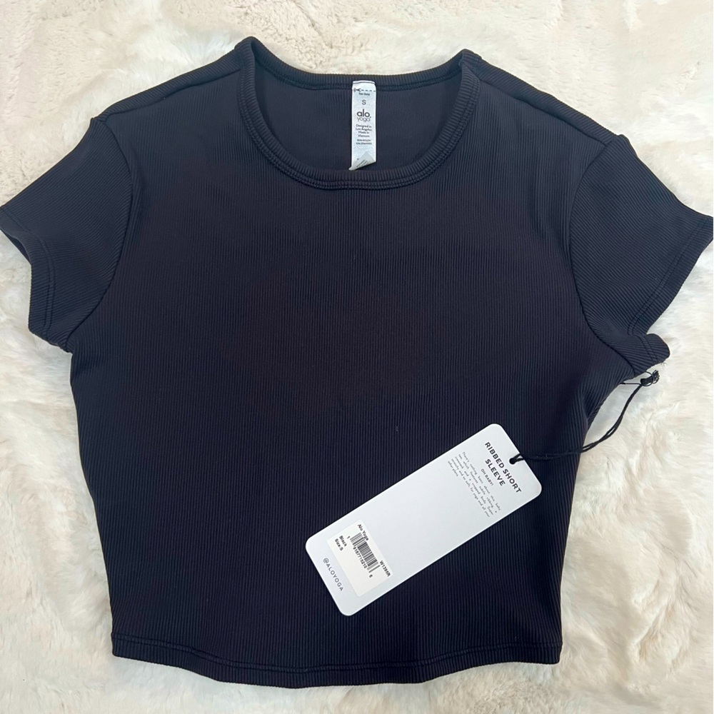 Brand new Alo yoga black crop top size S